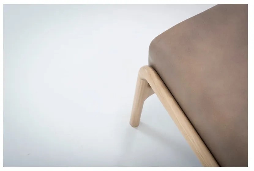 Svetlohnedá podnožka z byvolej kože s konštrukciou z masívneho dubového dreva Gazzda Fawn