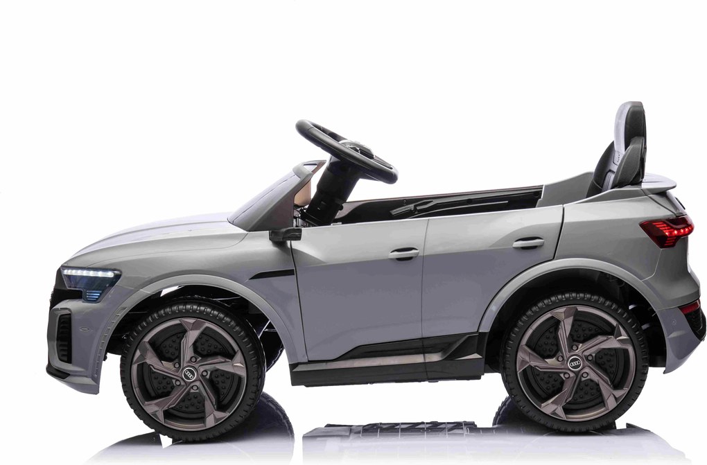 Ramiz Audi SQ8 vozidlo Sivá