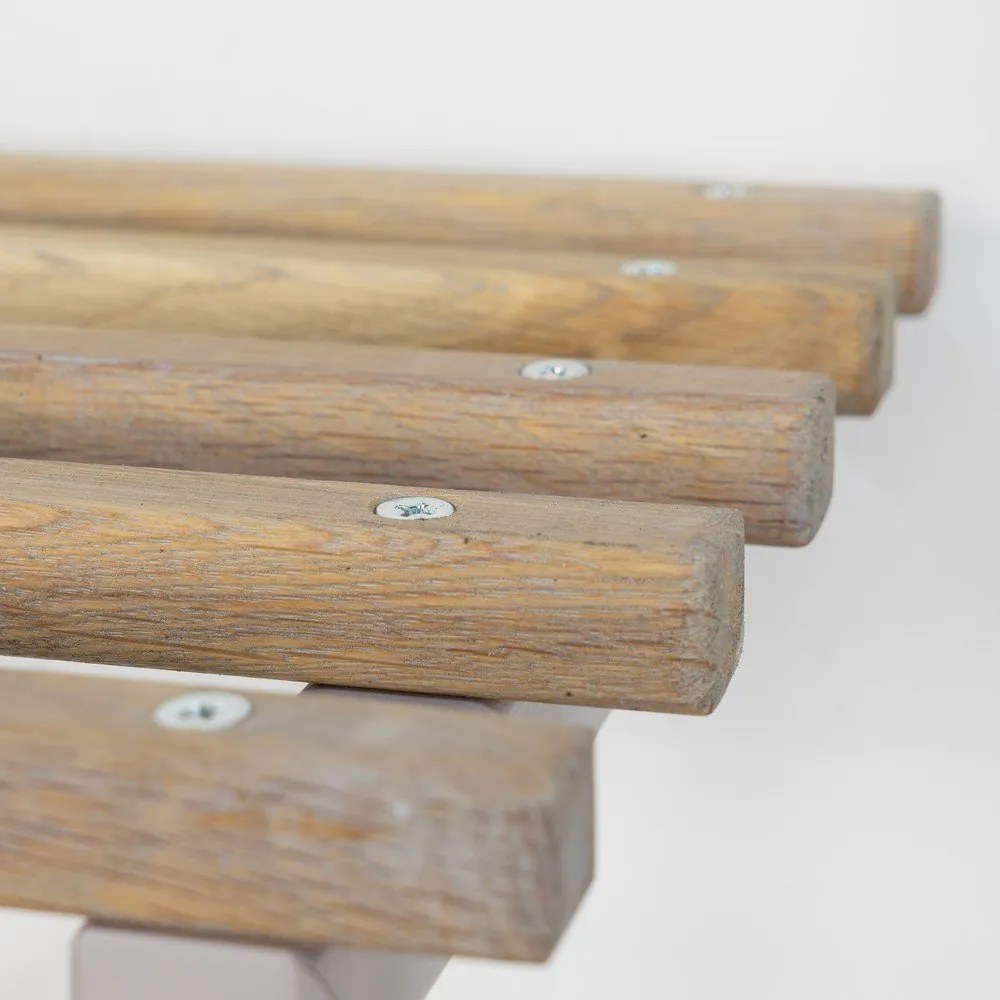 Kovový nástenný vešiak vo svetlosivej a prírodnej farbe s poličkou Marco – Spinder Design