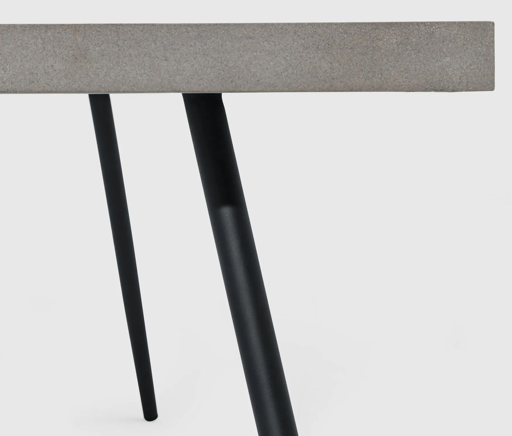 Konferenčný stolík s doskou stola z polycementu