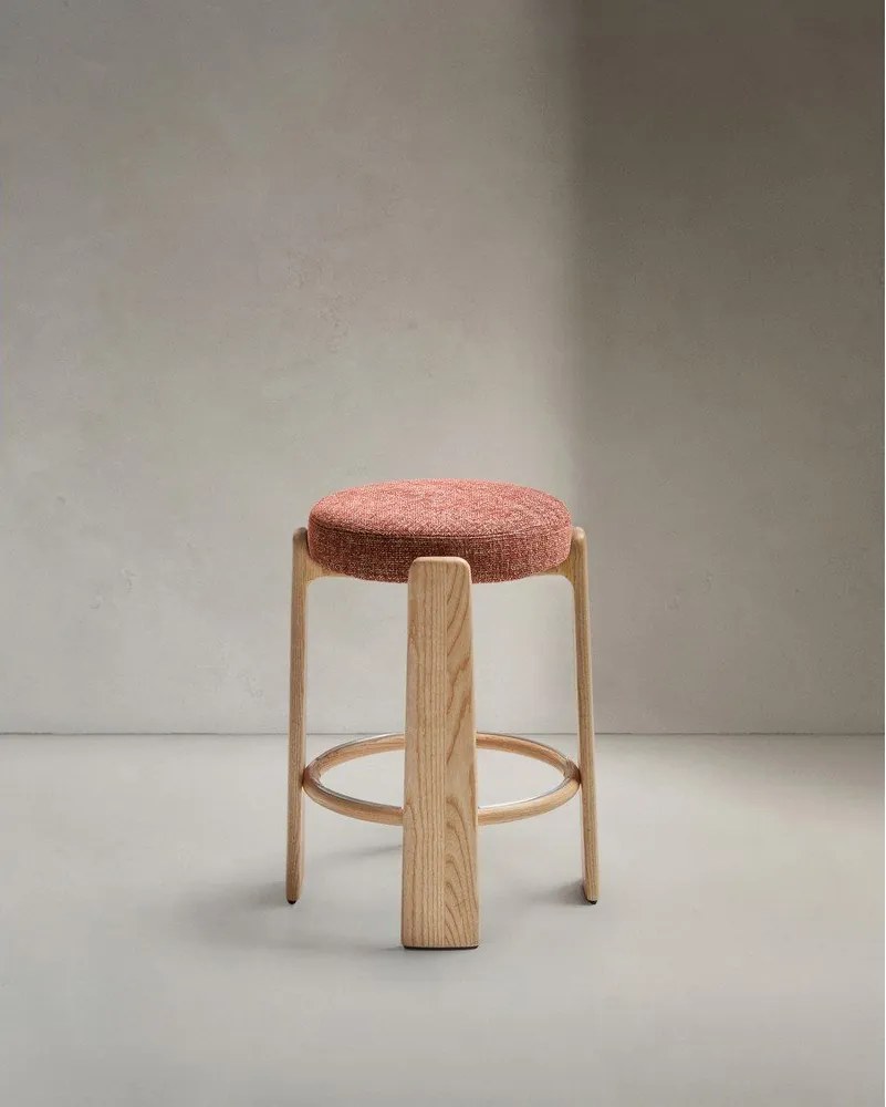 Barová stolička z jaseňového dreva v terakotovej farbe/v tmavo prírodnej farbe (výška sedadla 65 cm) Granite – Kave Home