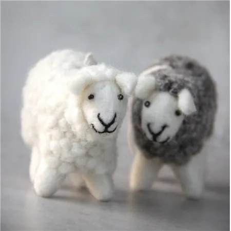 Plstená dekorácia sivá ovečka