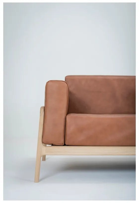 Koňakovohnedá pohovka z byvolej kože s konštrukciou z masívneho dubového dreva Gazzda Fawn, 210 cm