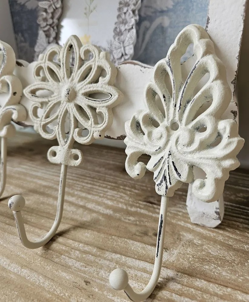 Béžový antik nástenný háčik s ornamentom - 8*1*16,5 cm