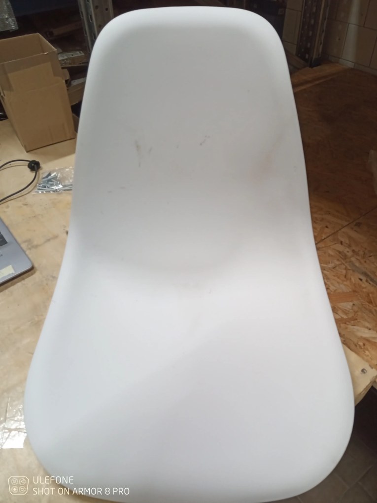 AKCIA Biela stolička OSAKA s čiernymi nohami II. akosť