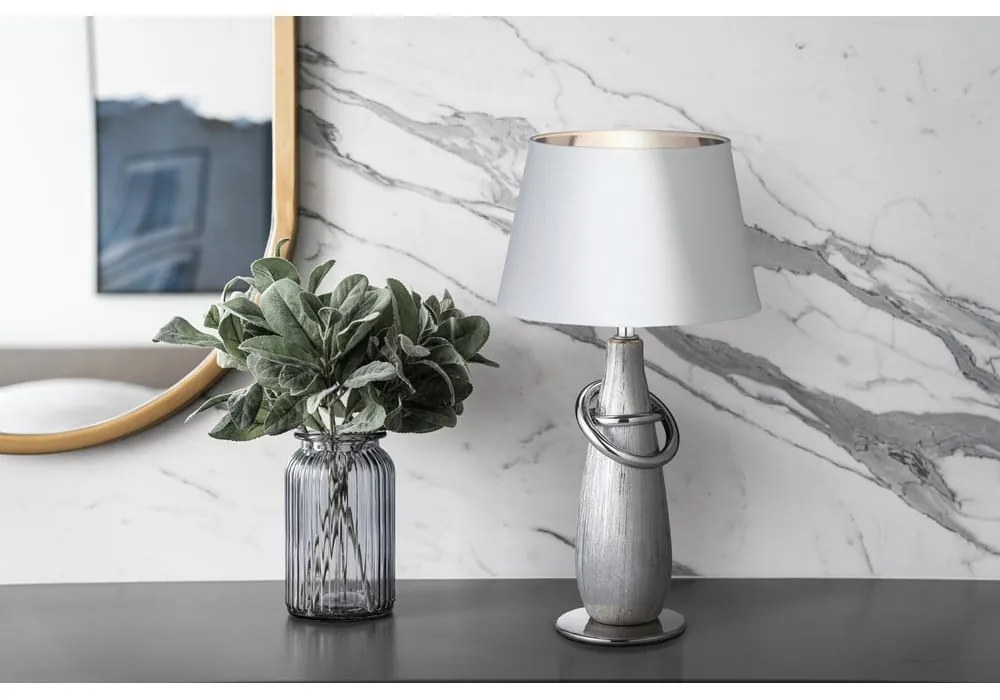 Biela stolová lampa z keramiky a tkaniny Trio Thebes, výška 38 cm