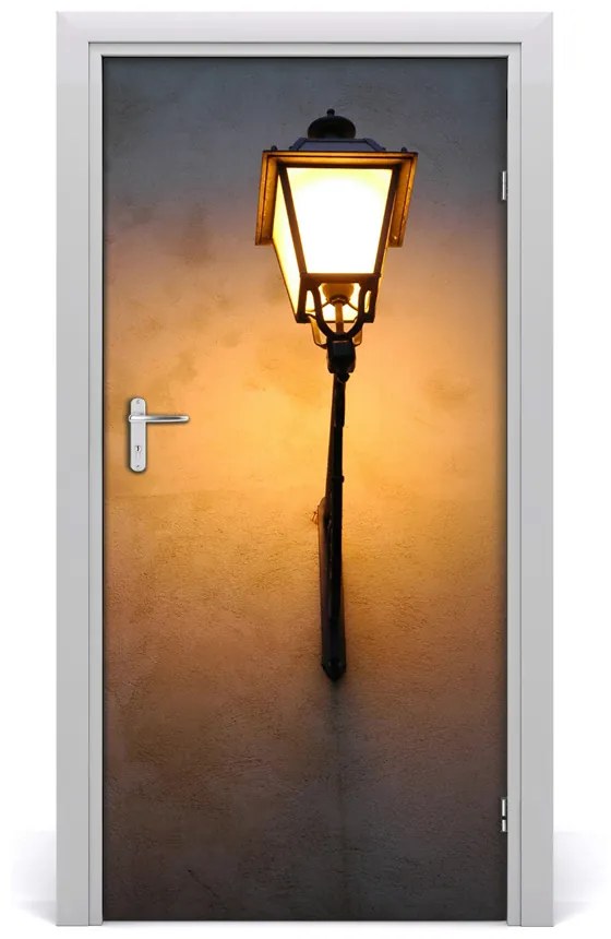 Fototapeta samolepiace dvere stará ulička lampa 85x205 cm