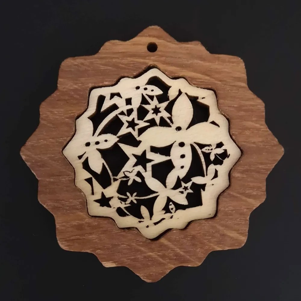 AMADEA Drevená ozdoba z masívu s vkladom - vločka s ornamentom 7 cm