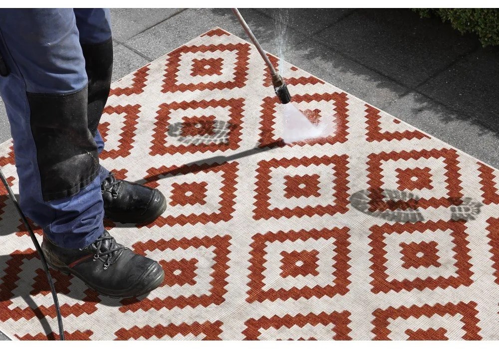 Červeno-krémový vonkajší koberec NORTHRUGS Malta, 80 x 345 cm