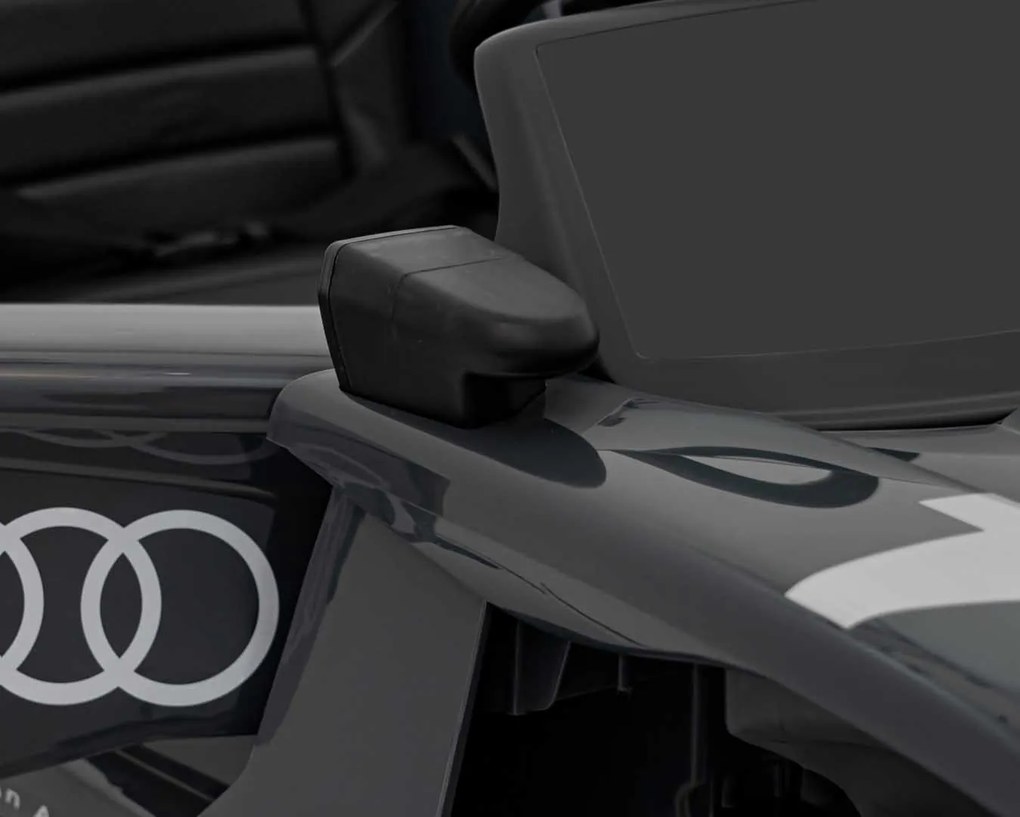 Ramiz Vozidlo Audi RSQ E-TRON sivé