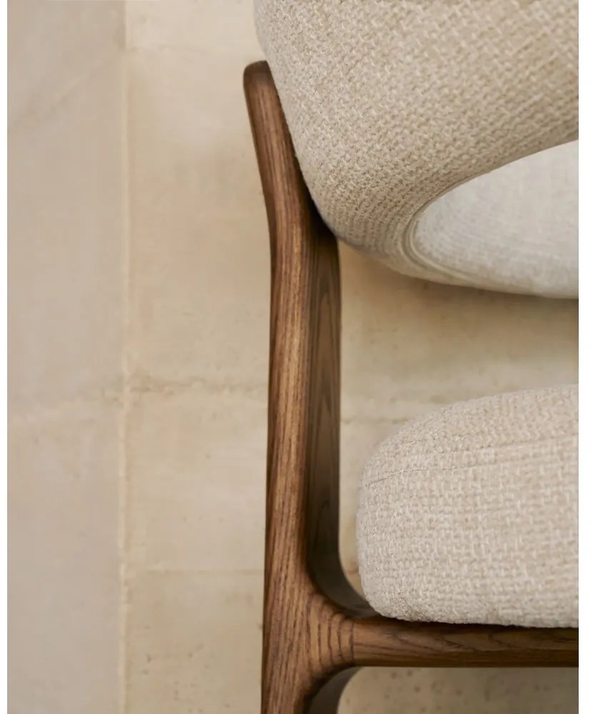 Hnedé/béžové jedálenské kreslo s podrúčkami z jaseňového dreva Granite – Kave Home