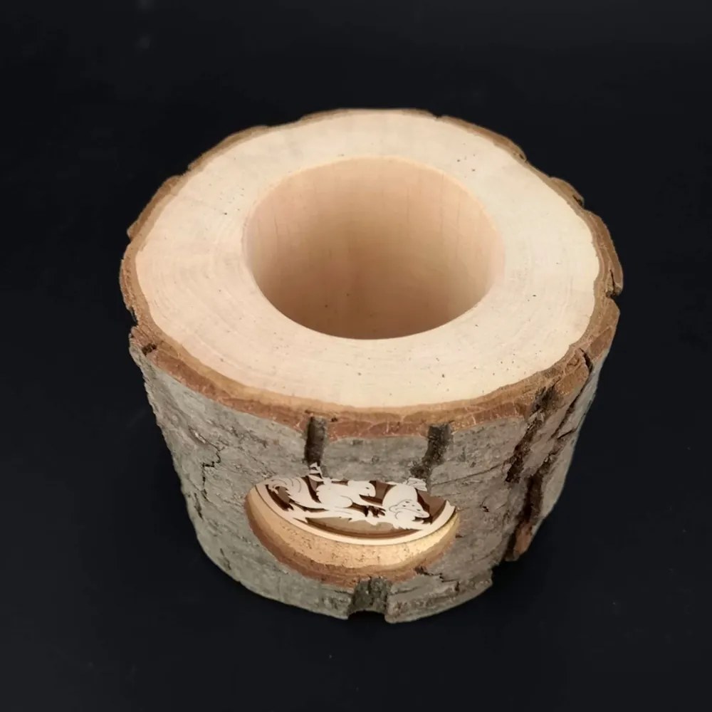 AMADEA Svietnik z kôrového kmeňa s vkladom - veverička, masívne drevo, výška 12 cm