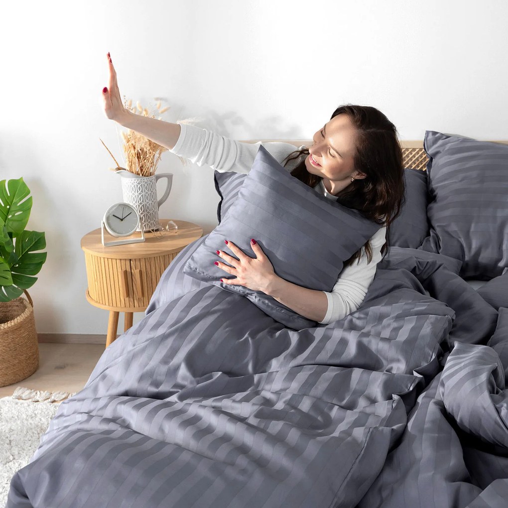 Goldea damaškové posteľné obliečky - tmavo sivé prúžky so saténovým leskom 140 x 220 a 70 x 90 cm