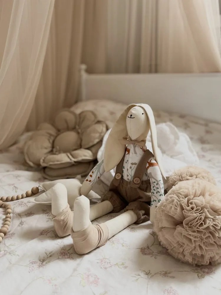 Plyšový králik v béžových mušelínových montérkach s menom dieťaťa