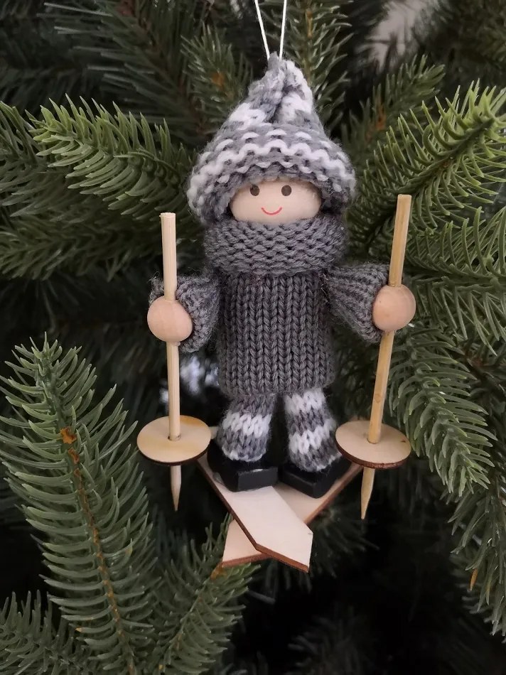 DECOLED Závěsná dekorace lyžař a lyžařka, 13,5x7,5 cm