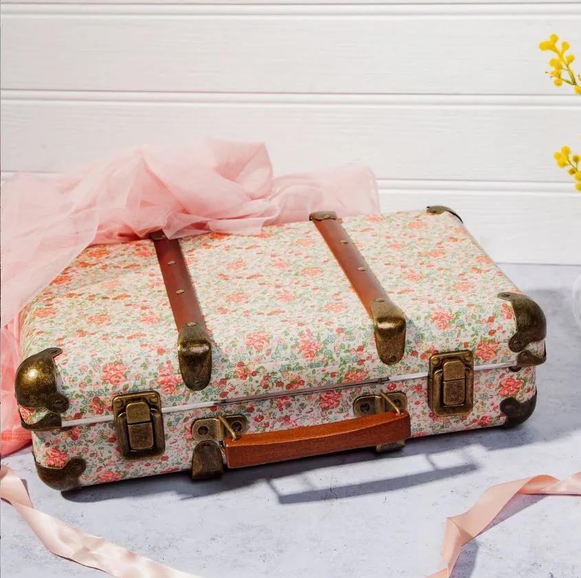 Sass &amp; Belle Veľký kartónový kufor s drevenou ochranou - kvetinový dekor