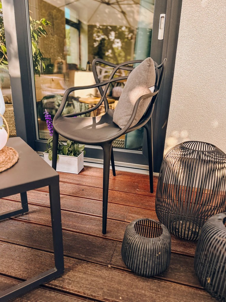 Čierna plastová stolička KATO