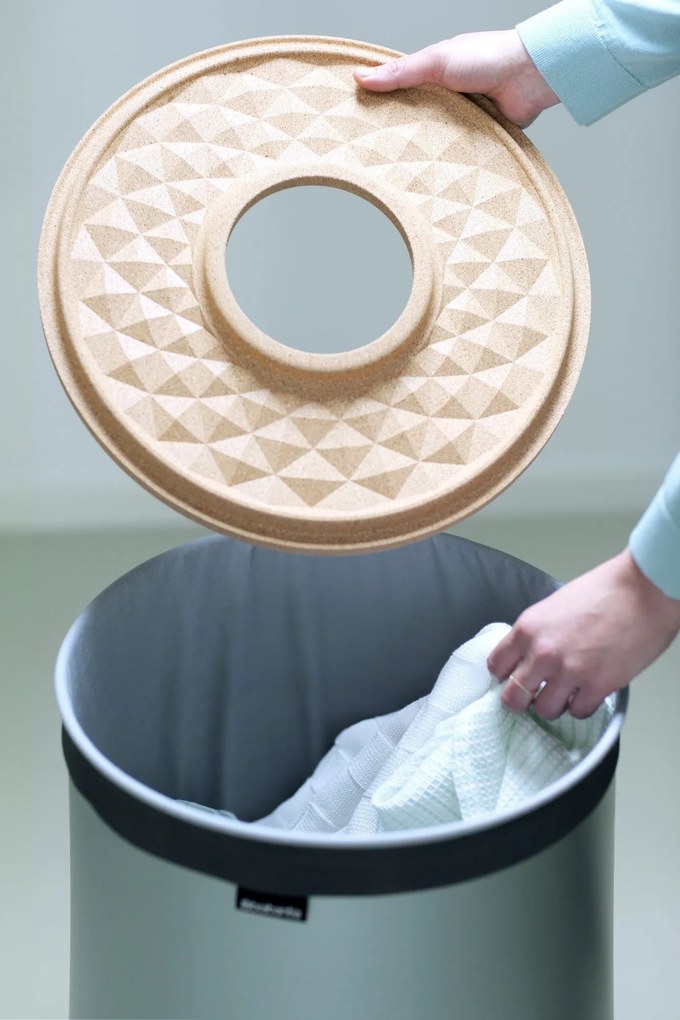 Kôš na bielizeň 60 l Brabantia s čiernym poklopom biely