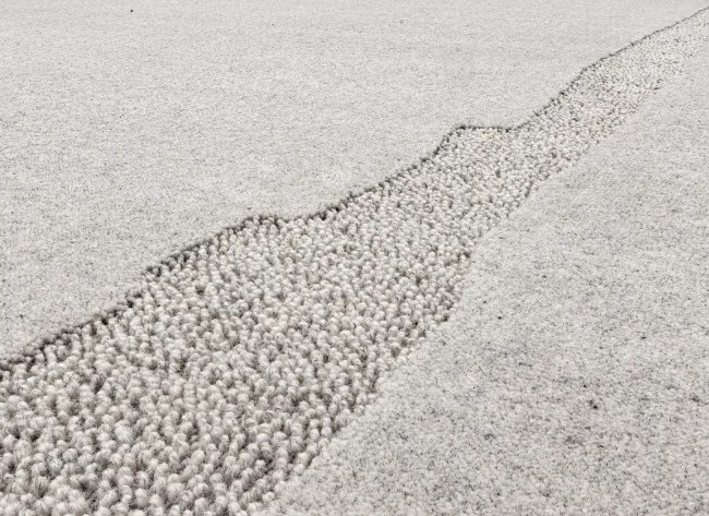 Koberec Agnella Morphic Rocca svetlosivý