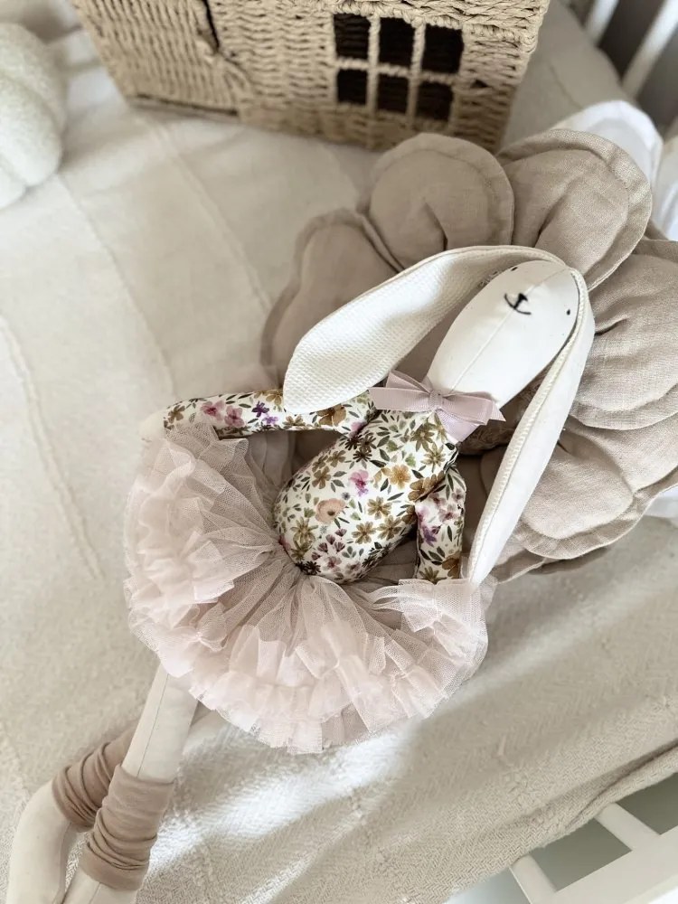 Plyšový zajačik jarné kvety v béžovej sukni s menom dieťaťa