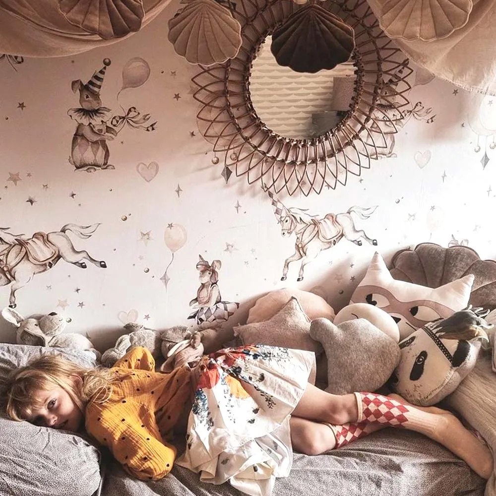 Tapeta francúzskej postavičky na svetlom nebi 280x100 cm