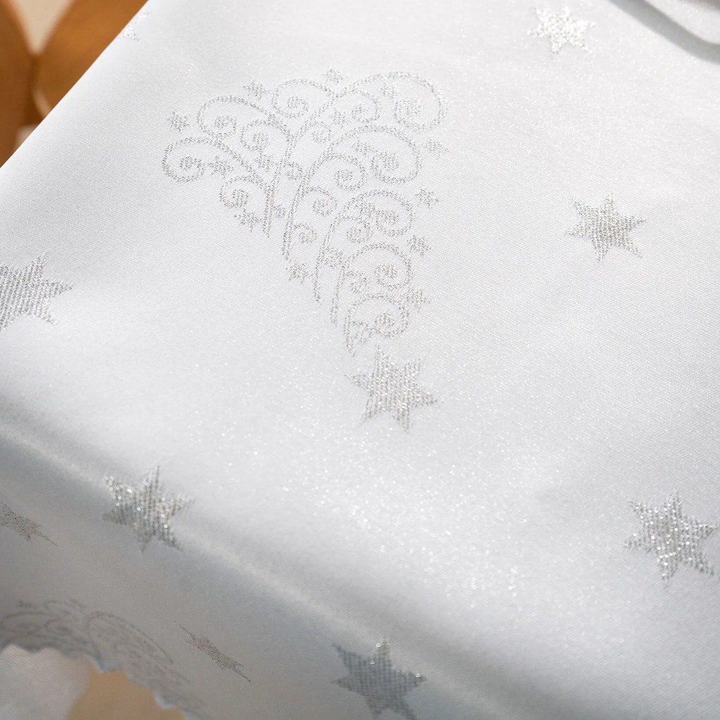 Goldea vianočný hranatý teflónový obrus - strieborné vianočné stromčeky a hviezdičky 140 x 220 cm