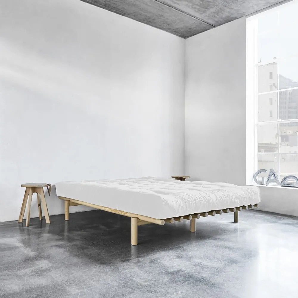 Dvojlôžková posteľ z borovicového dreva s roštom 140x200 cm Pace – Karup Design