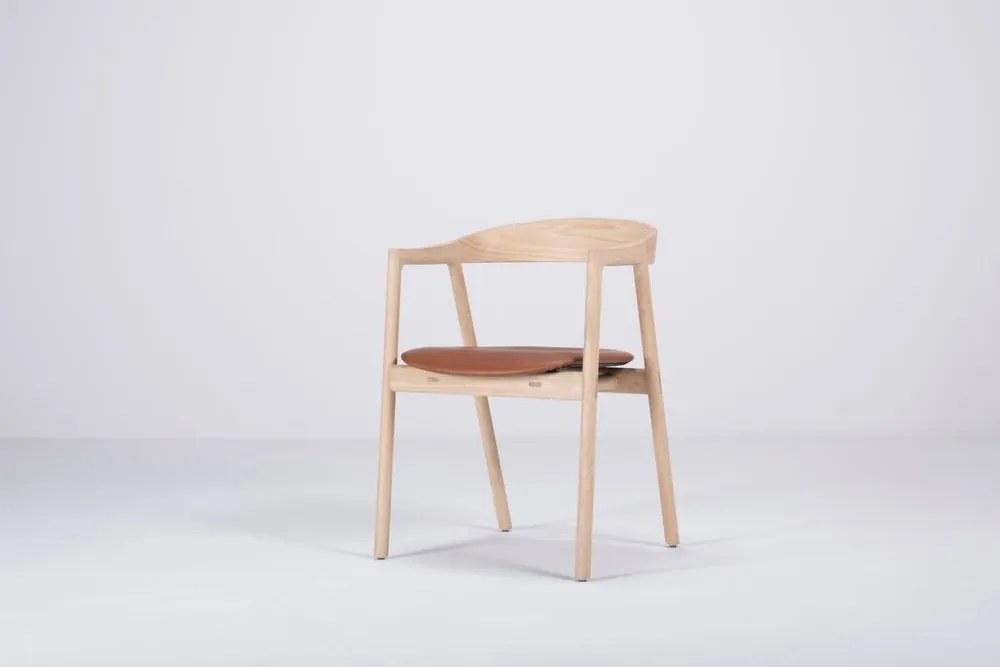 Jedálenská stolička z masívneho dubového dreva s koňakovohnedým sedadlom Gazzda Muna