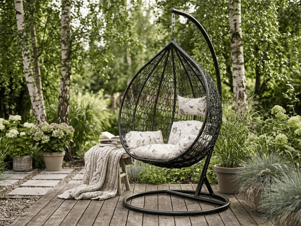 Čierne závesné kreslo KOKON so stojanom, béžový vankúš