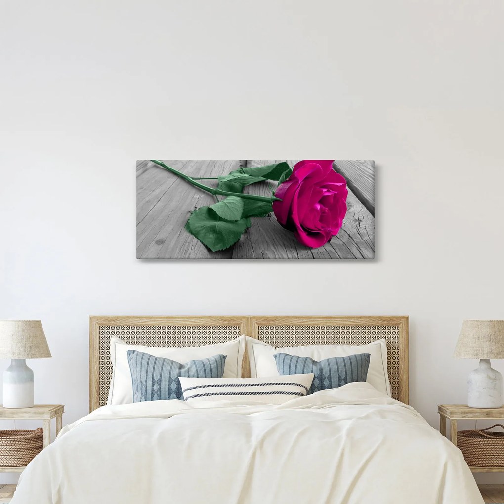 Obraz - Ružová ruža so zelenou stonkou (120x50 cm)