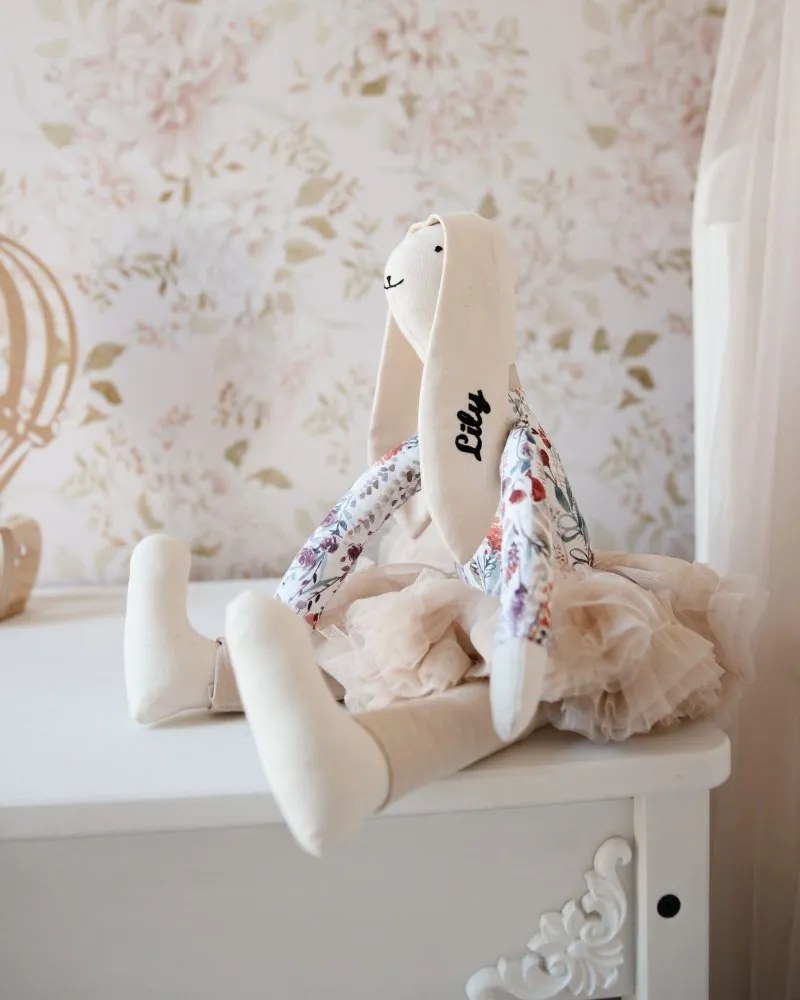 Plyšový zajačik kvety v béžovej sukni s menom dieťaťa