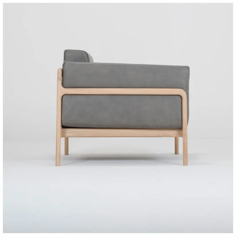 Tmavosivé kreslo z byvolej kože s konštrukciou z masívneho dubového dreva Gazzda Fawn