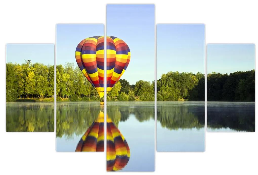 Obraz teplovzdušného balóna na jazere (150x105 cm)