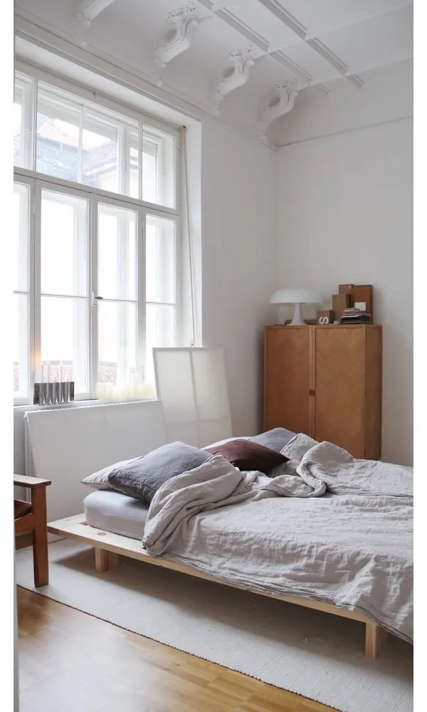 Dvojlôžková posteľ z borovicového dreva s roštom 180x200 cm Japan – Karup Design