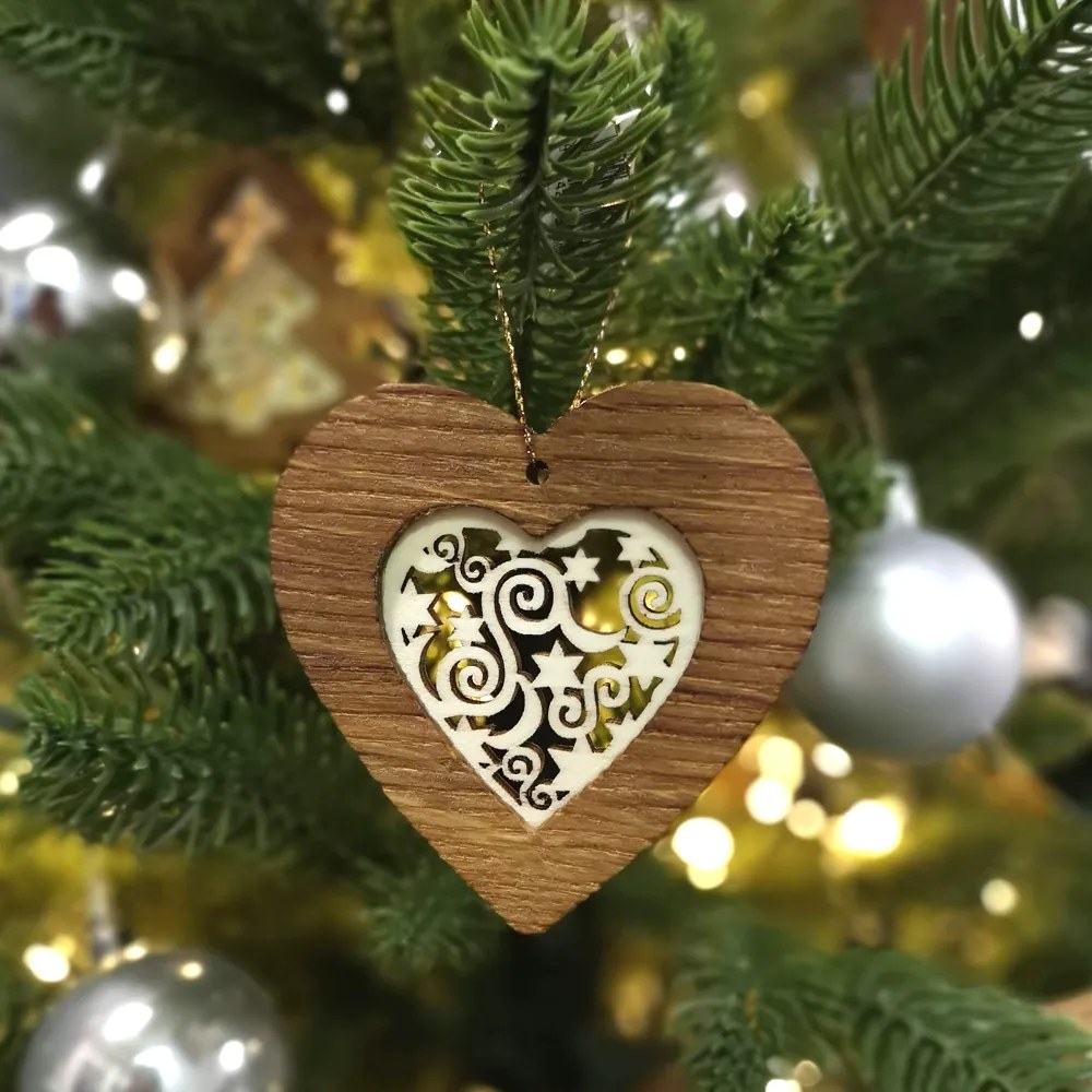 AMADEA Drevená ozdoba z masívu s vkladom - srdce s ornamentom 7 cm