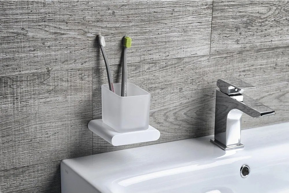 Biely nástenný sklenený dávkovač mydla 300 ml Flori – Sapho