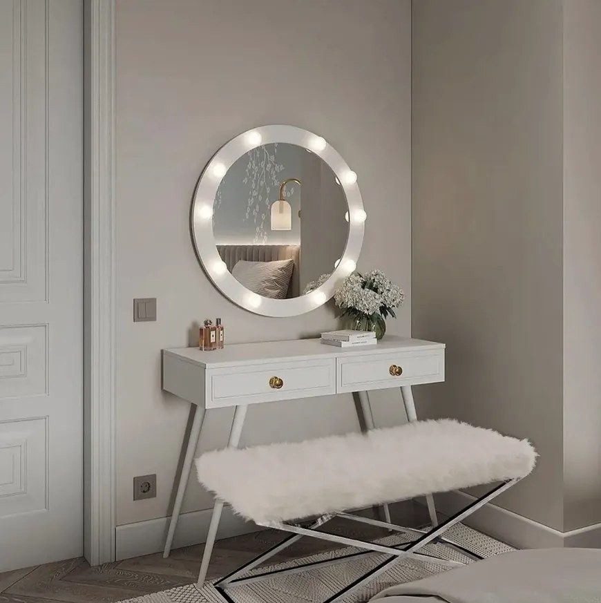 Luxusná čalúnená lavica s kožušinovým poťahom a chrómovou konštrukciou – elegantný škandinávsky štýl