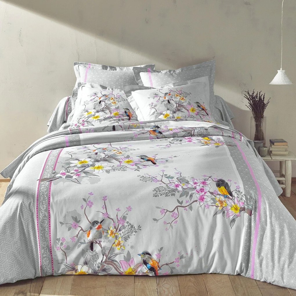 Bavlnená posteľná bielizeň Birdy s potlačou vtáčikov (*) Súprava obliečok na vankúš (70x90) a na prikrývku (140x200) v klasických rozmeroch a bez chlopne na zasunutie pod matrac.