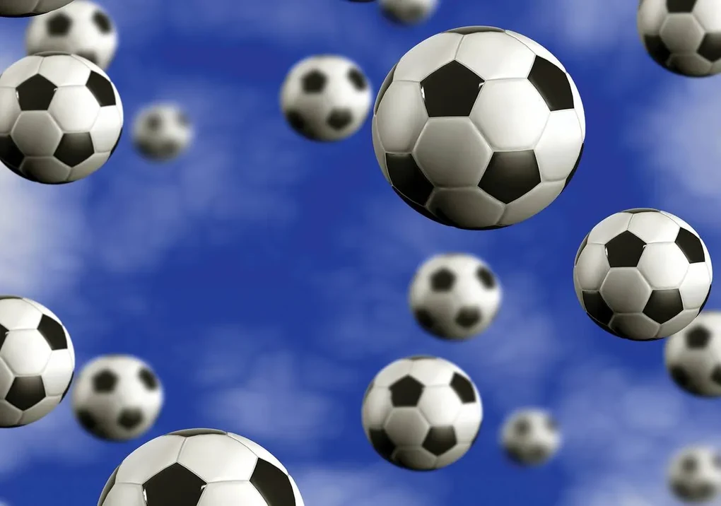 Fototapeta - Futbalové lopty na modrom pozadí (152,5x104 cm)