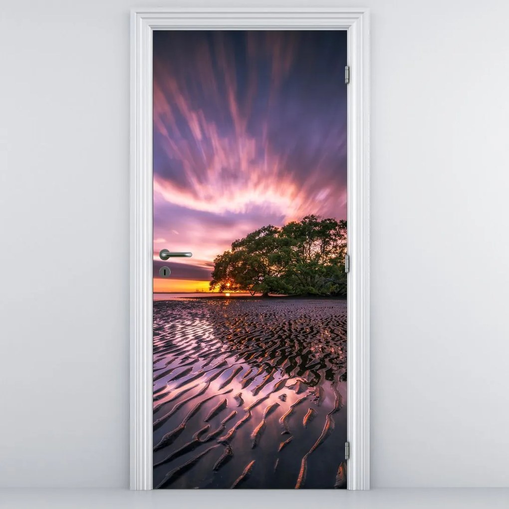 Fototapeta na dvere - Pláž pri západe slnka (95x205cm)