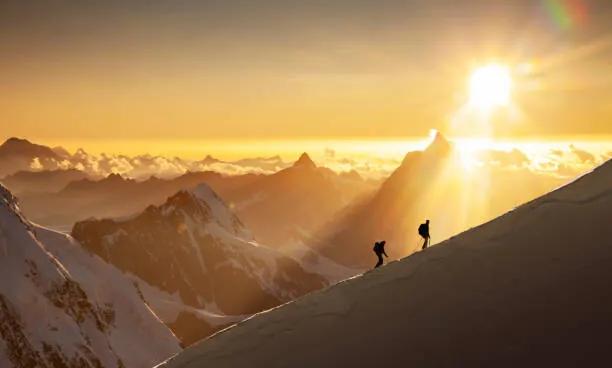 Fotografia Climbers on a snowy ridge at sunrise, Buena Vista Images, (40 x 24.6 cm)