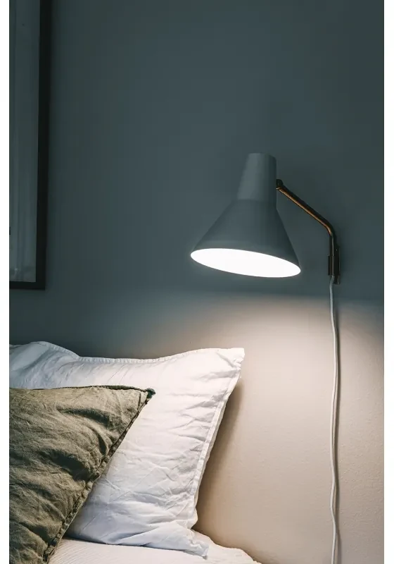 Nástenná lampa Carin, biela / mosadz