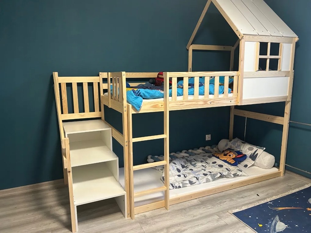 Posteľ ANTRESOLA 200×90 cm so schodíkmi a strieškou – borovica