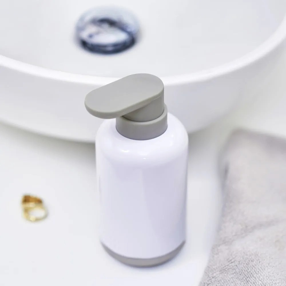 Biely plastový dávkovač mydla 300 ml Duo – Joseph Joseph