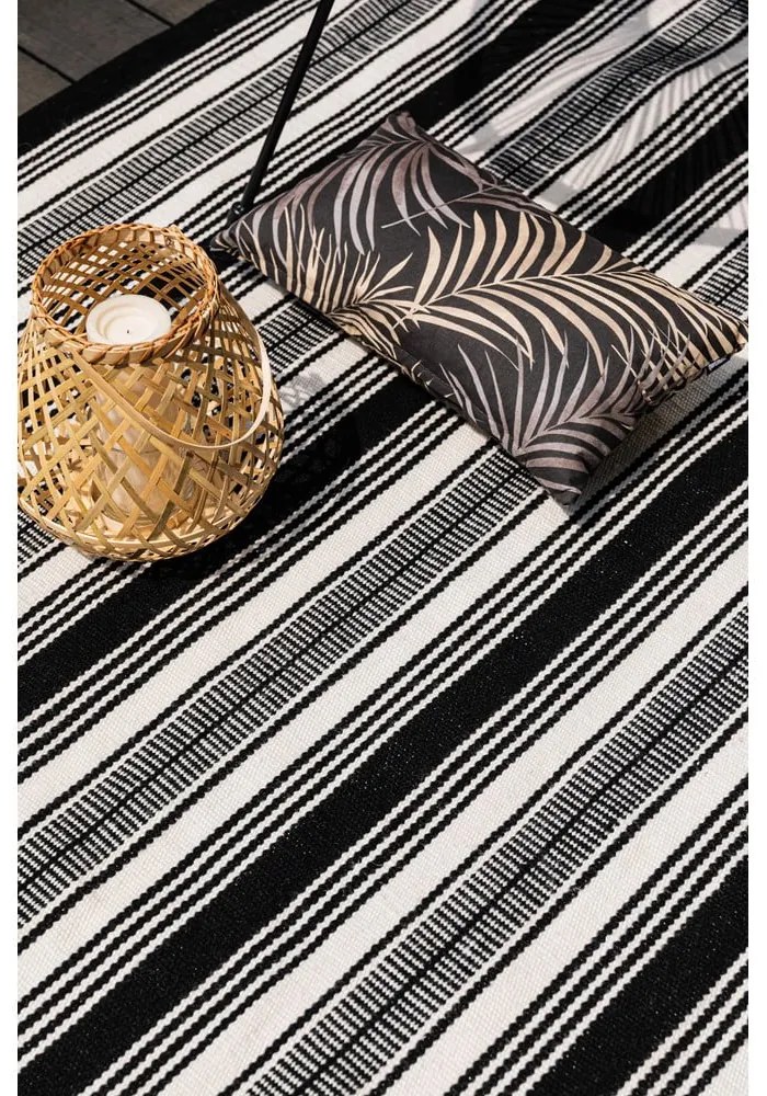 Čierno-biely obojstranný vonkajší koberec z recyklovaného plastu Green Decore Zambezi, 80 x 180 cm