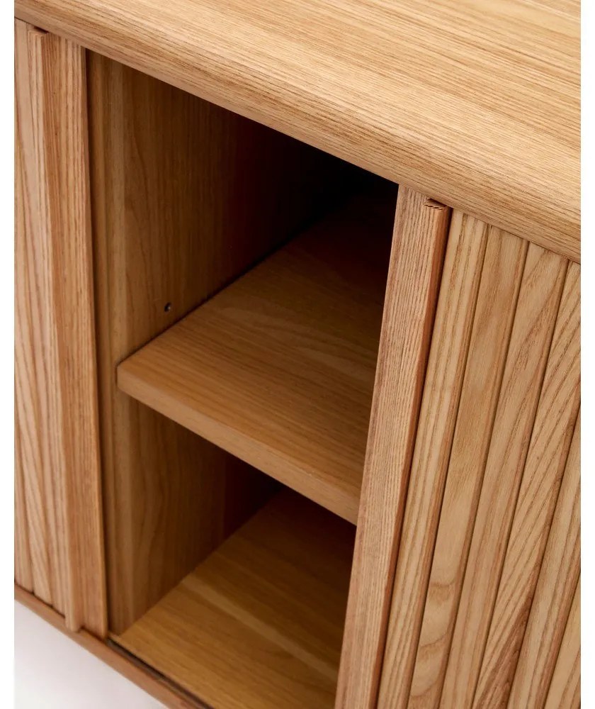 Komoda v dekore jaseňa s posuvnými dverami v prírodnej farbe 180x75,5x40 cm Mailen – Kave Home