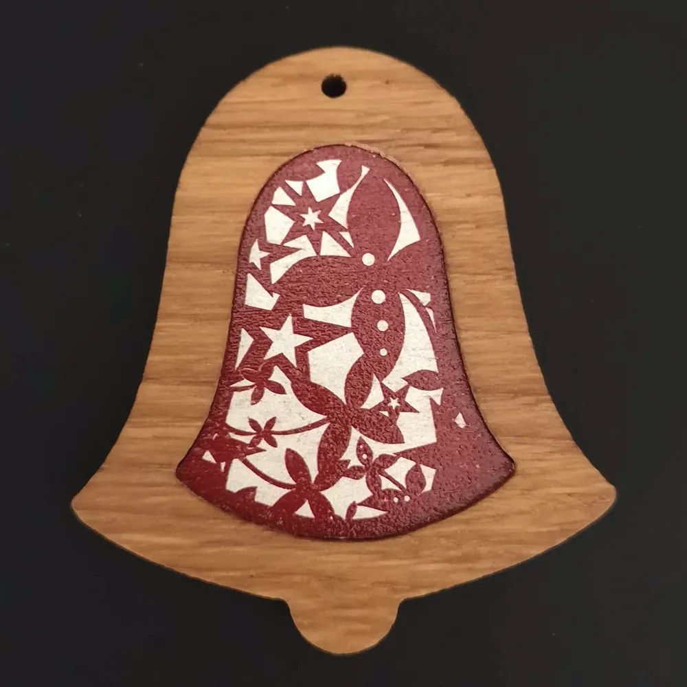 AMADEA Drevená ozdoba z masívu s farebným vkladom - zvonček s ornamentom 8 cm