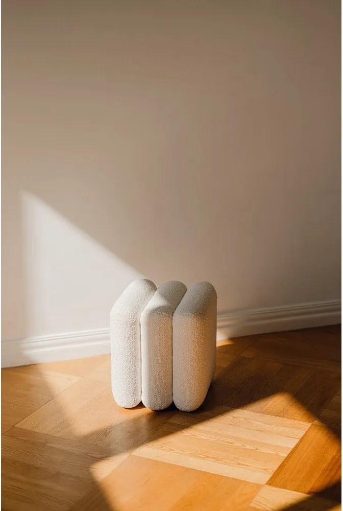 Béžový taburet z textílie buklé Radd – noo.ma