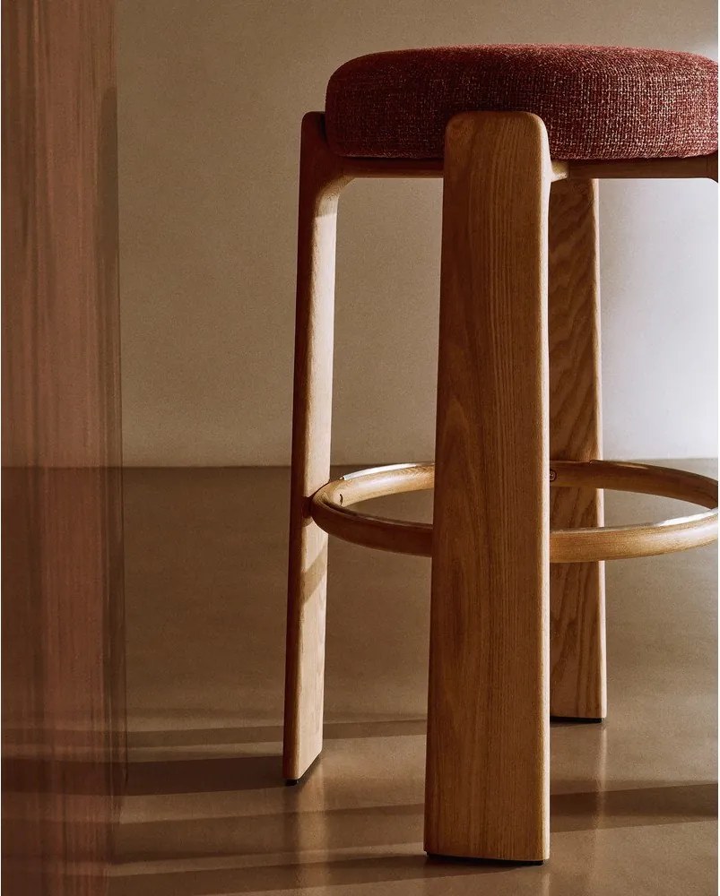 Barová stolička z jaseňového dreva v terakotovej farbe/v tmavo prírodnej farbe (výška sedadla 75 cm) Granite – Kave Home