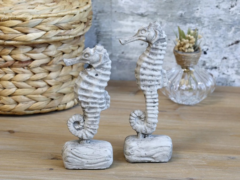 Šedá cementová dekorácia morský koník na podstavci - 8*6*17 cm